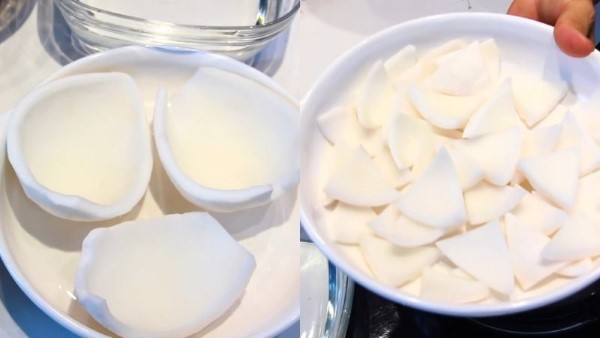 Dừa non thái thành những miếng mỏng, dày khoảng 0.5cm