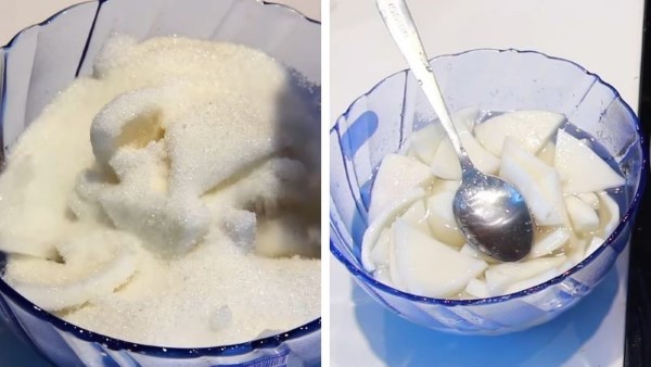 Cho dừa vào tô, thêm đường và muối vào trộn đều