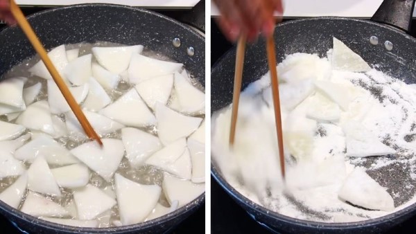 Cho dừa vào chảo chống dính, bật lửa nhỏ