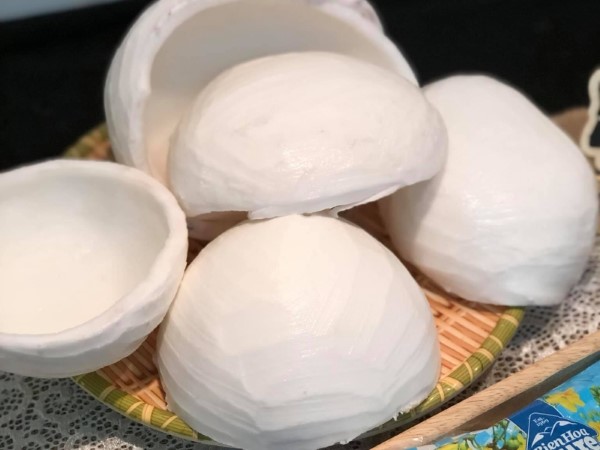 Lấy phần cùi dừa ra, dùng dao cạo sạch lớp vỏ nâu bên ngoài