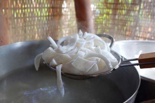 Cho miếng dừa vào nước sôi khoảng 5 phút rồi vớt ra