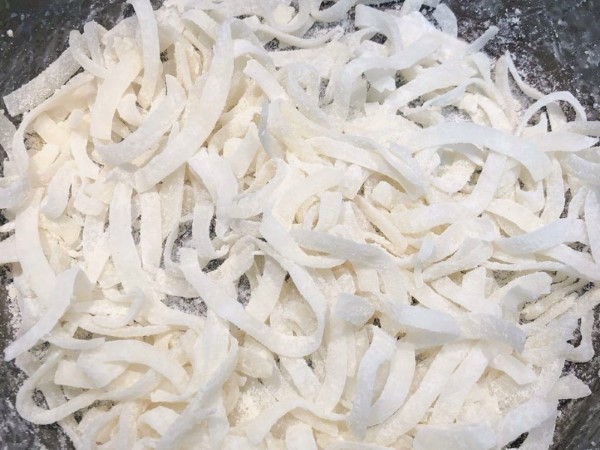 Dùng chảo chống dính để tránh mứt dừa bị dính vào chảo khi sên