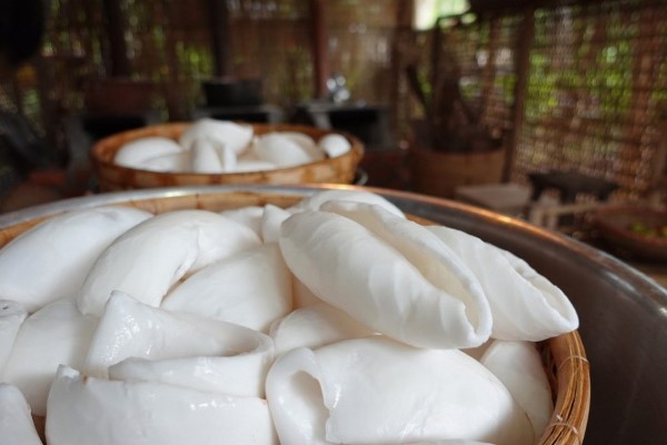 Cạo sạch lớp vỏ bên ngoài cùi dừa và cắt thành sợi