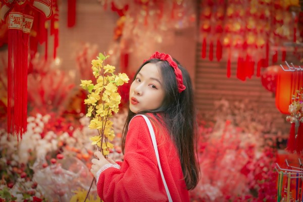 Phố Hàng Mã ngập tràn sắc màu của đèn lồng, câu đối đỏ và các vật dụng trang trí