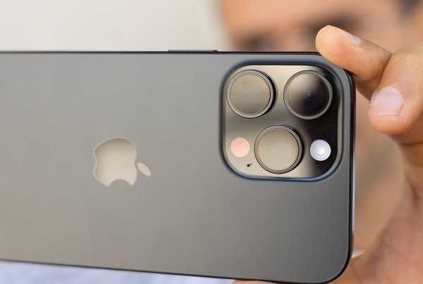 A close-up of a camera
Description automatically generated