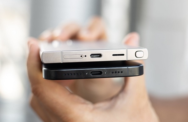 Hands holding a cell phone with a video game on it
Description automatically generated