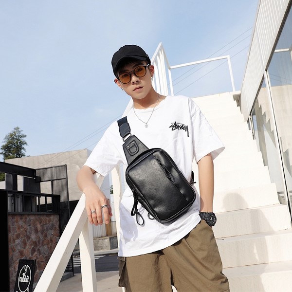 Túi đeo chéo là món quà phù hợp cho các bạn nam năng động