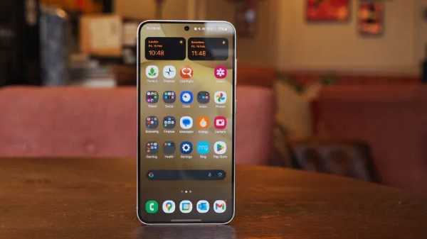 Samsung Galaxy S25 tiêu chuẩn.
