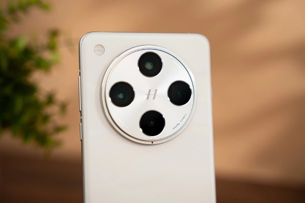 Cả hai cũng được trang bị cụm camera sau chất lượng cao của hãng Hasselblad