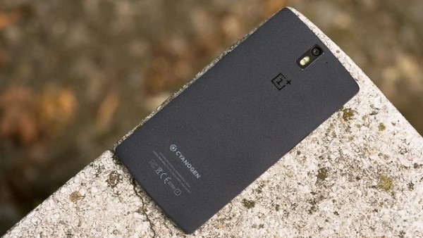 Điện thoại OnePlus One có vỏ làm từ sa thạch đen
