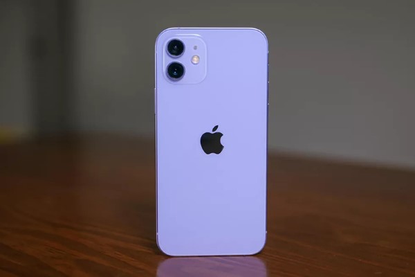 iPhone 12 Mini màu tím nhạt mang đến vẻ đẹp thanh lịch, tinh tế