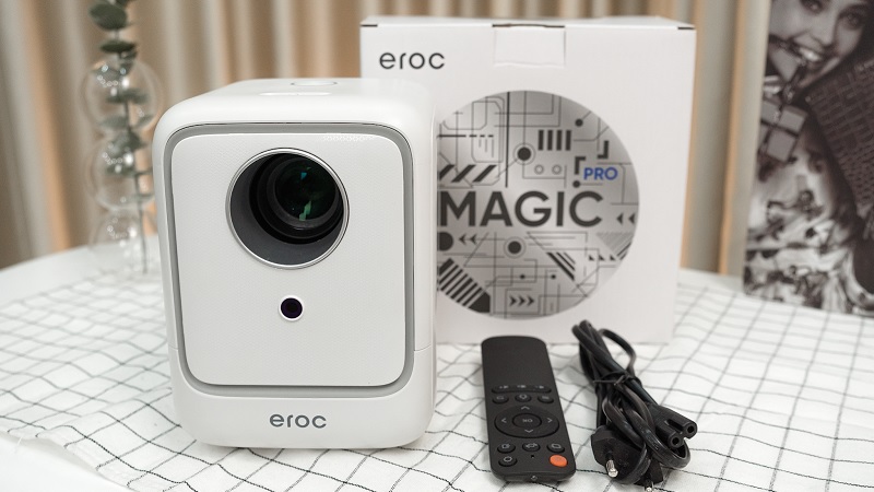 Giải trí tại nhà với máy chiếu Eroc Magic Pro trong Tết Nguyên Đán 2025