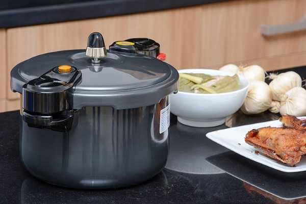 Nồi áp suất cơ chỉ có nút vặn thủ công để điều chỉnh thời gian và chế độ nấu