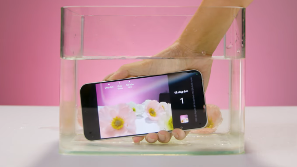 Bạn có thể quay phim, chụp ảnh dưới hồ bơi hay khi trời mưa