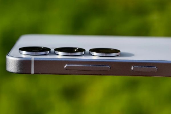 Galaxy S25 Plus sở hữu kích thước nhỏ gọn và mỏng nhẹ hơn