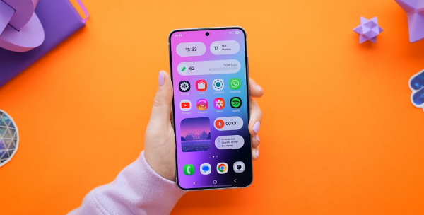 Galaxy S25 Plus còn nổi bật nhờ thiết kế tinh xảo, các góc bo tròn mềm mại