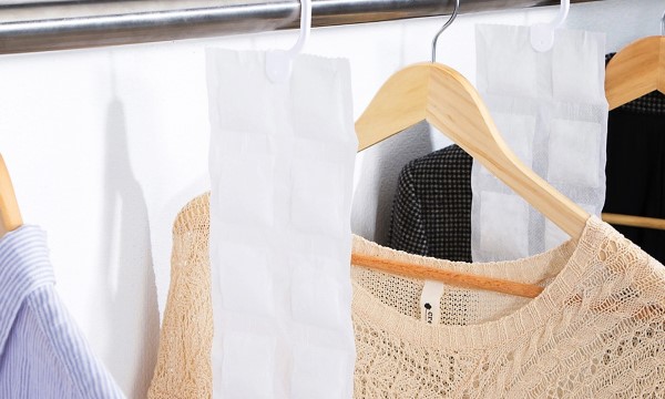 Hãy đặt một vài gói hút ẩm vào trong tủ hoặc dưới giường