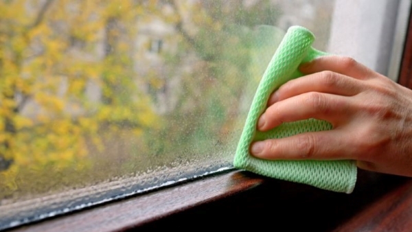 Hiện tượng nồm ướt trong nhà thường xảy ra khi độ ẩm không khí bên ngoài tăng cao