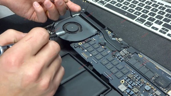 Mang máy đến các trung tâm sửa chữa uy tín để được hỗ trợ