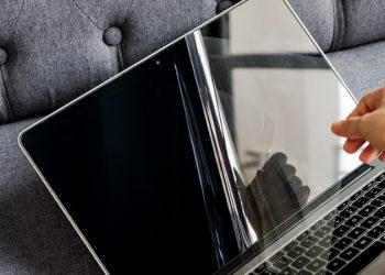 Có nên dán màn hình Macbook không? Tại sao?