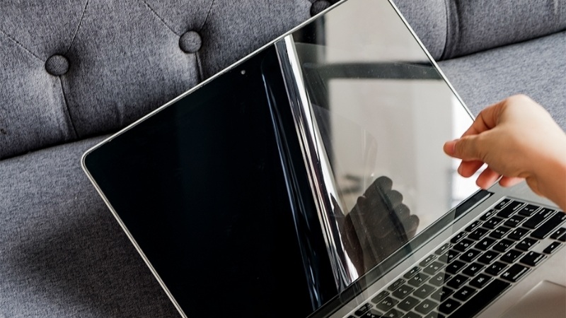 Có nên dán màn hình Macbook không? Tại sao?