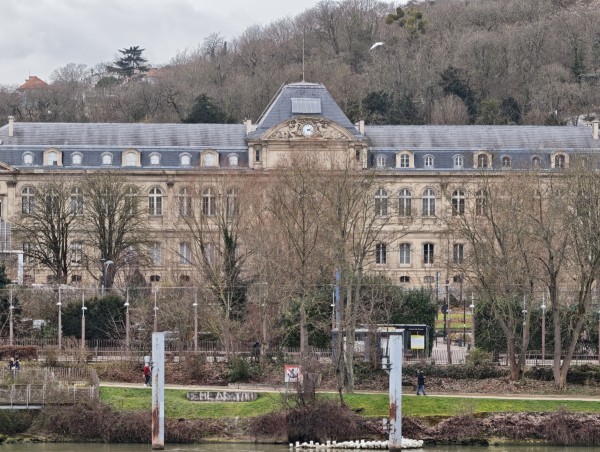 Xiaomi 15 Ultra nổi bật với khả năng zoom quang học nhờ hai camera tele