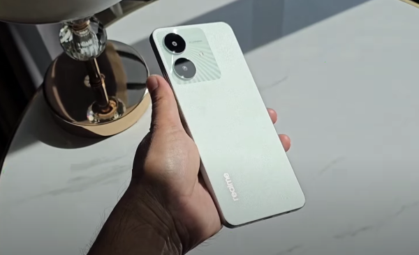 Realme Note 60x có hai ống kính lớn ở mặt lưng với một camera chính 8MP