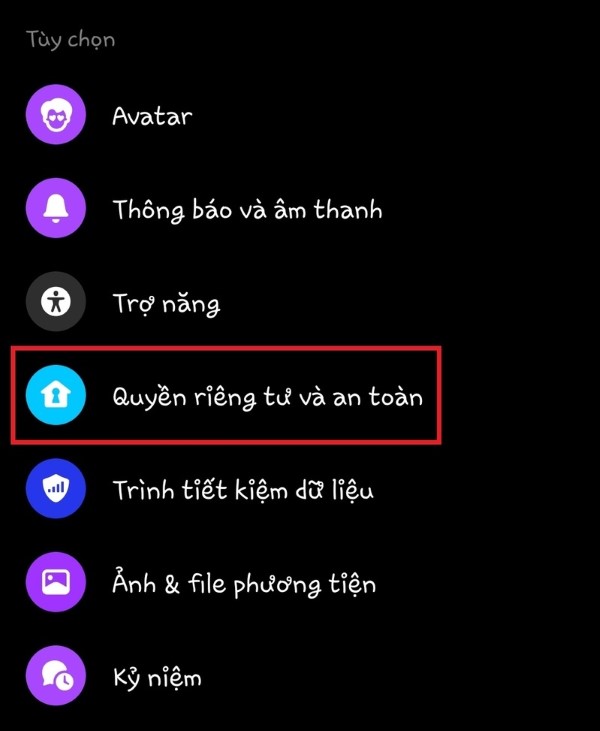Kéo xuống và chọn mục Quyền riêng tư và an toàn