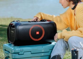 Hát karaoke bằng điện thoại và loa bluetooth