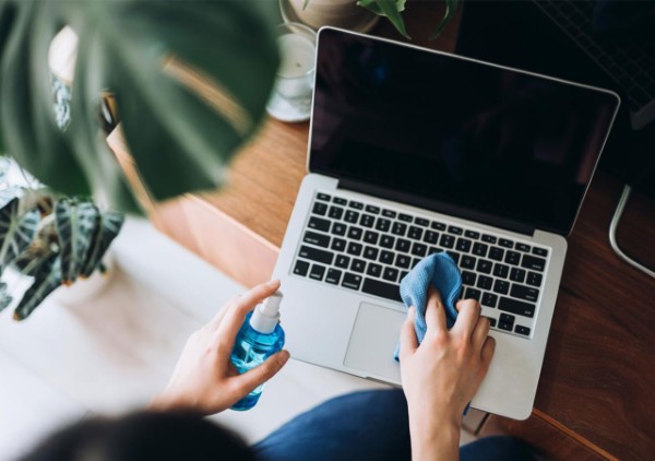 Việc vệ sinh thường xuyên sẽ giúp thiết bị luôn sạch sẽ, cải thiện khả năng tản nhiệt