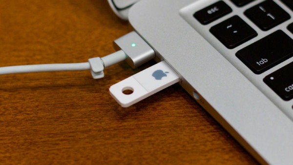 Quan sát kỹ chân cắm USB để xem có bị cong, gãy hay đứt dây kết nối không