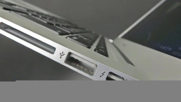 Việc vệ sinh cổng USB là một bước quan trọng nhằm đảm bảo quá trình kết nối