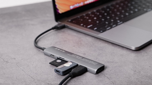 MacBook Pro và MacBook Air đều sử dụng cổng USB-C để kết nối với thiết bị ngoại vi