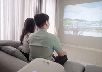 Hẹn hò lãng mạn tại nhà với máy chiếu EROC Magic Pro – Bí quyết giữ lửa yêu thương