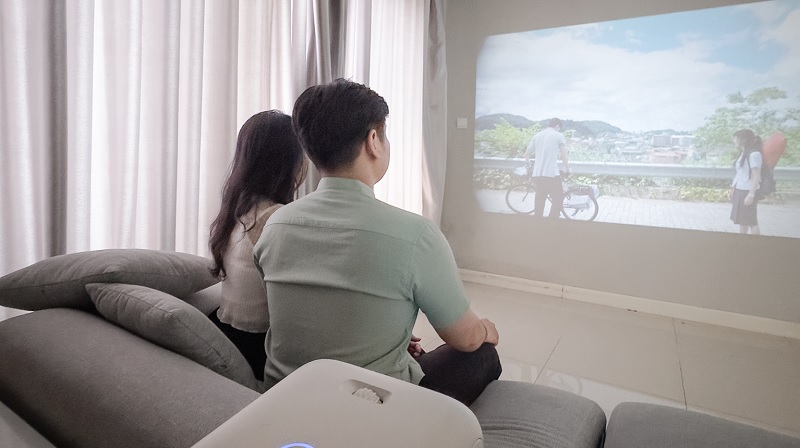 Hẹn hò lãng mạn tại nhà với máy chiếu EROC Magic Pro – Bí quyết giữ lửa yêu thương
