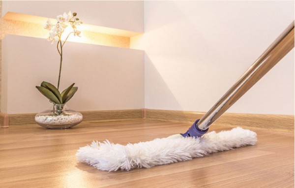 Nên dùng khăn khô hoặc cây lau nhà thấm hút tốt để hạn chế nước đọng