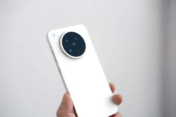 Mặt lưng của máy được hoàn thiện bằng kính mờ cao cấp