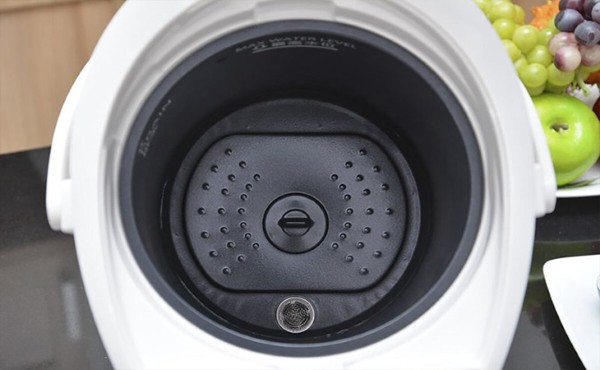 Đổ hết nước còn lại trong bình và lau nhẹ phần ruột bình