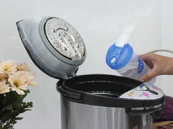 Đun sôi một bình nước sạch để tráng lại bình