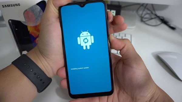 Nhấn giữ đồng thời nút Tăng âm lượng + Nút nguồn