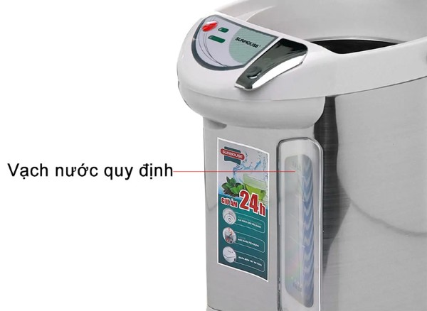 Đổ nước vào bình và quan sát vạch nước quy định