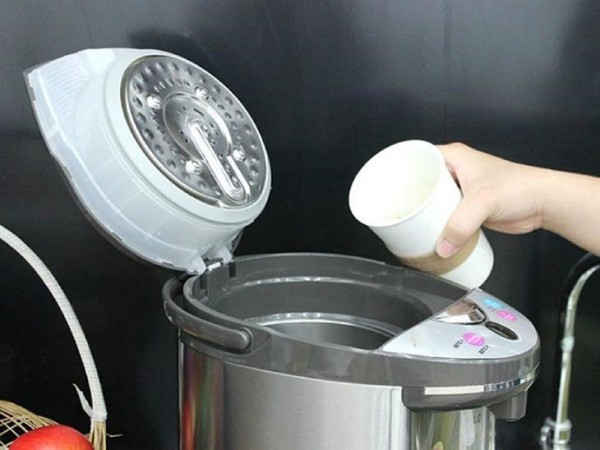 Đổ ít nước cốt chanh hoặc giấm vào cùng 1/3 bình nước