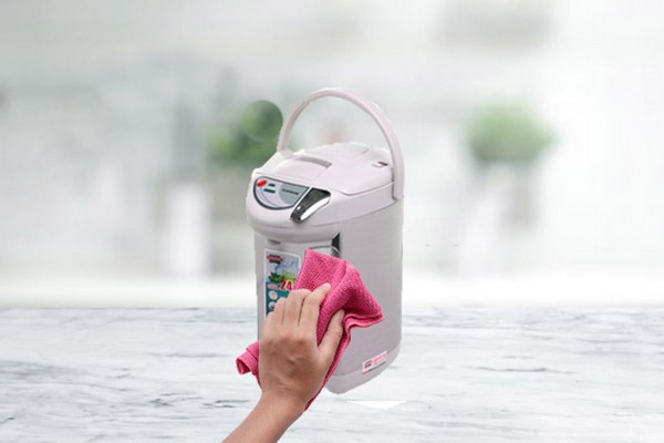 Lau khô bên ngoài bình nước