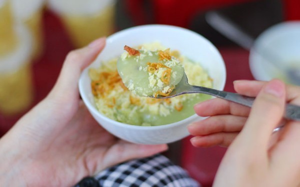 Múc cháo ra tô, đặt lên vài lát đậu xanh đã vo tròn và rắc thêm chút hành phi 