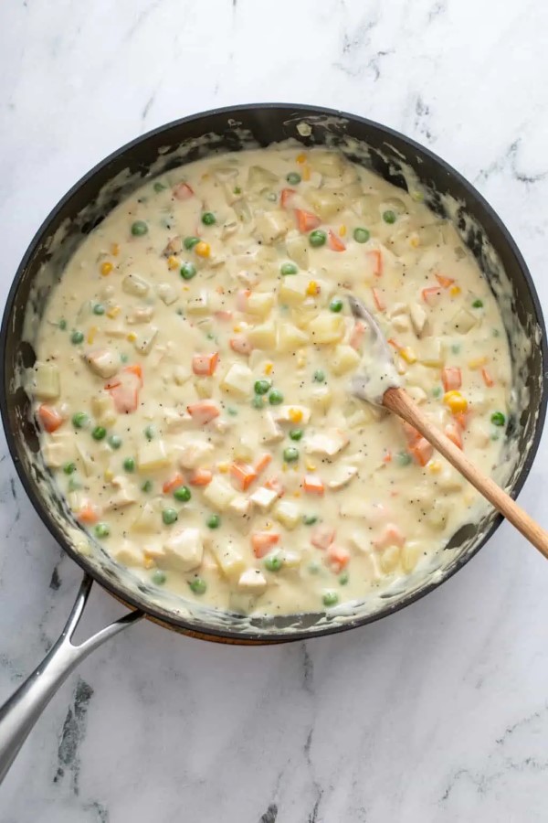 Thêm thịt gà, muối và tiêu vào, nêm nếm cho vừa khẩu vị