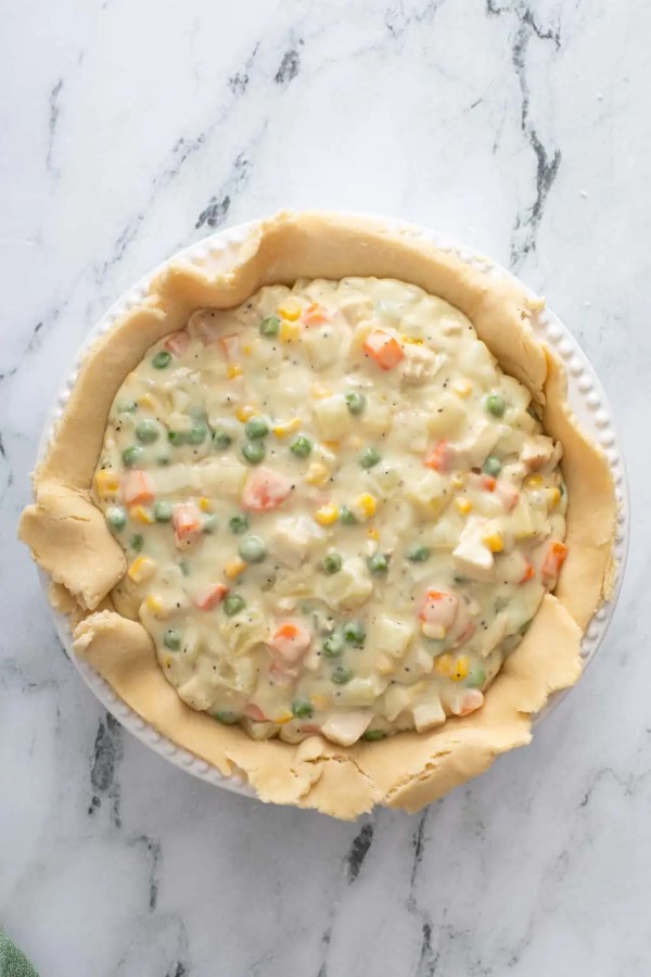 Cho phần nhân gà vào khuôn bánh