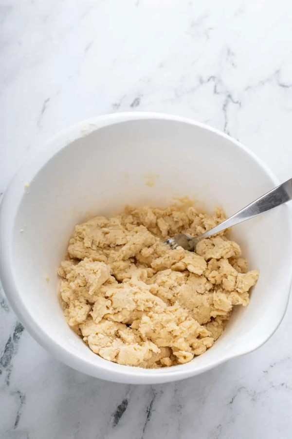 Trộn hỗn hợp trứng, nước đá và giấm cho đến khi kết dính