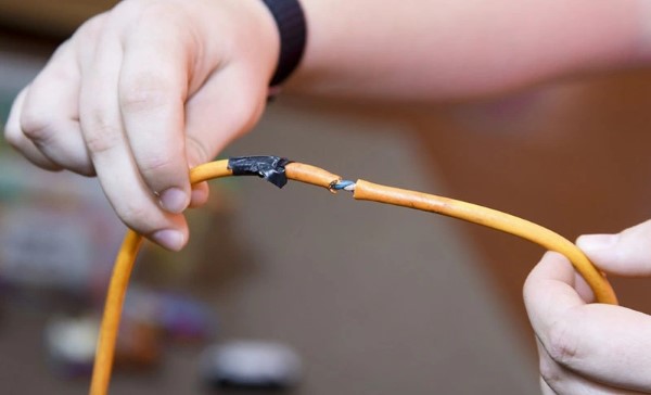 Dây điện bị đứt cần nối dây hoặc thay mới