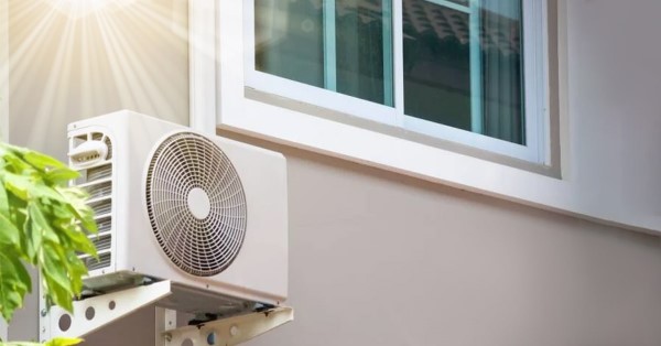Cục nóng điều hòa được lắp đặt ở nơi hứng nắng trực tiếp