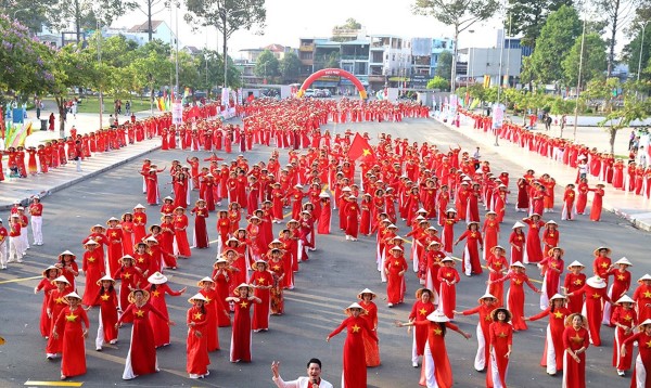 Lễ diễu hành cùng người dân các giới cùng tham gia 